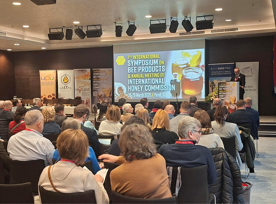 Fot. 1. Uroczyste otwarcie Sympozjum w Poreč przez przewodniczącego Międzynarodowej Komisji ds. Miodu (IHC)  Dražena Lušicia.